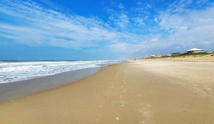 Huellas en la playa en Emerald Isle
