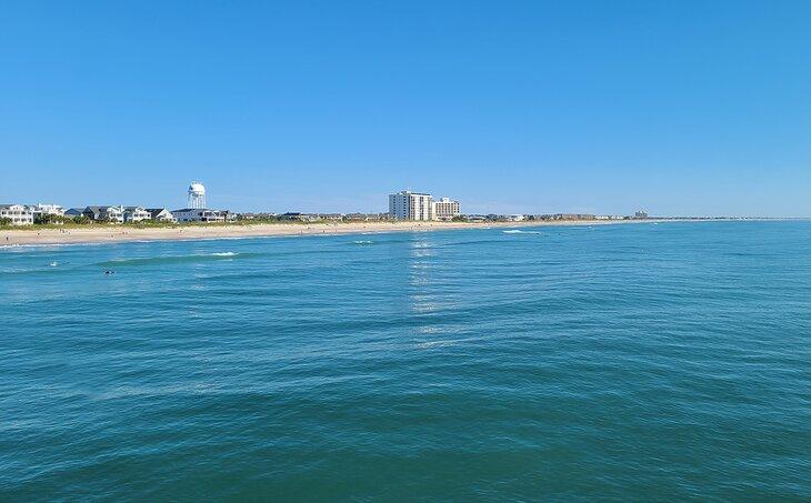Vista de la playa de Wrightsville desde el final del muelle de pesca de Johnny Mercer