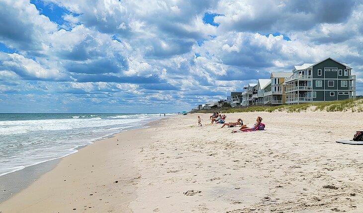 Casas y bañistas en la playa de Topsail