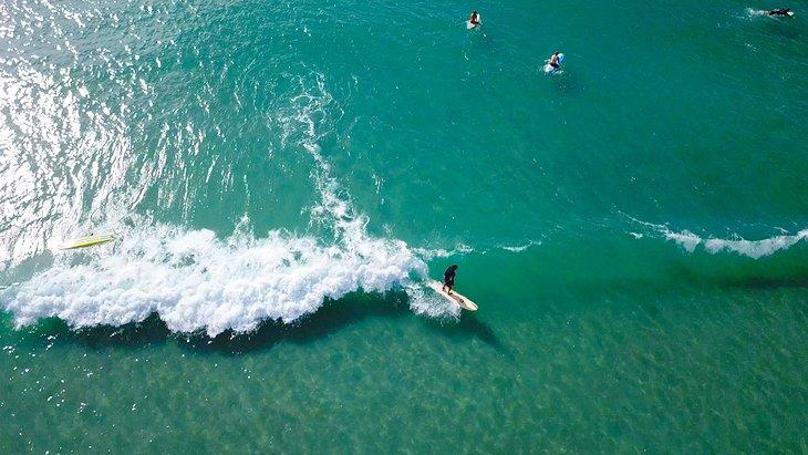 Surfing en la playa de Wrightsville