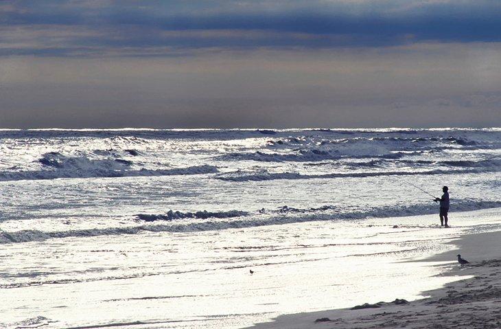Pesca en la playa en la isla Ocracoke
