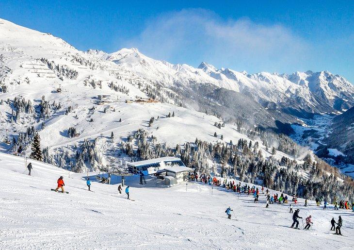 Esquiadores y snowboarders en St. Anton