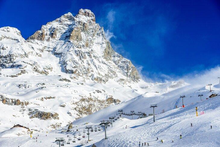 Esquiadores en Breuil-Cervinia, Italia