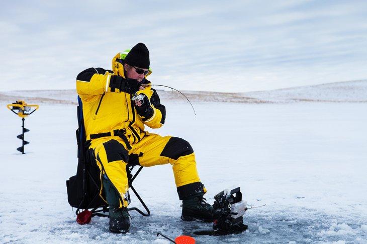 Pêche sur glace avec détecteur de poissons