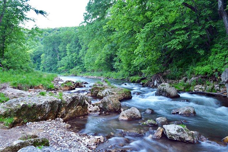 Las aguas atractivas del río Whitewater definen el Parque Estatal Whitewater