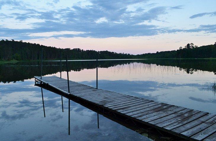 Un muelle de barco disfrutando del anochecer en el Parque Estatal Itasca