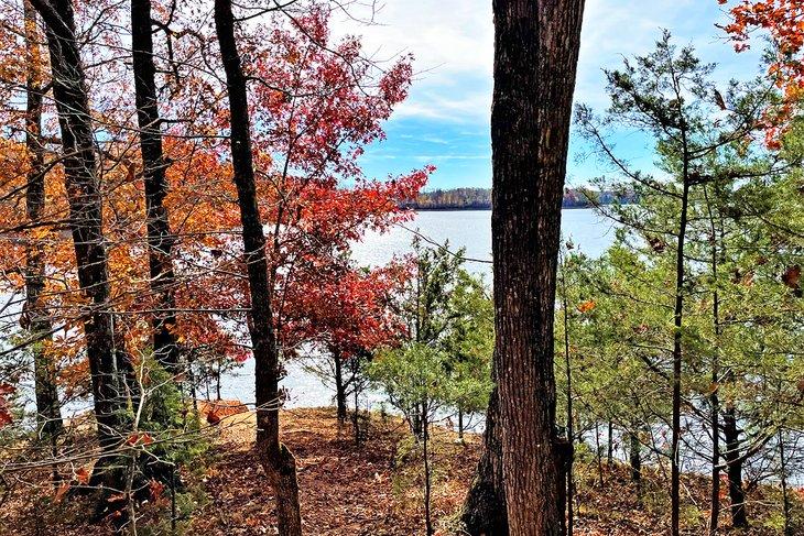 Vista desde el sendero junto al lago cerca de Poole Knobs Campground