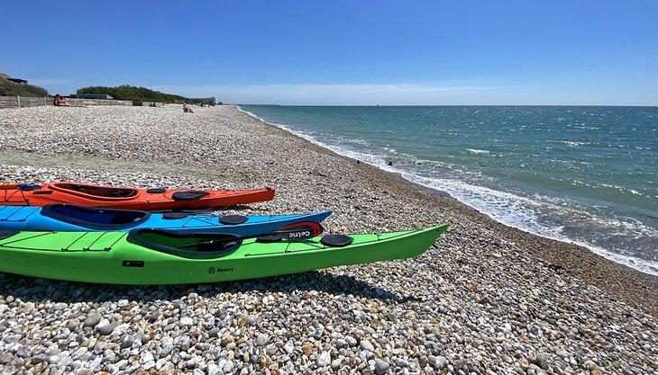 Kajaks am Strand von Bracklesham Bay
