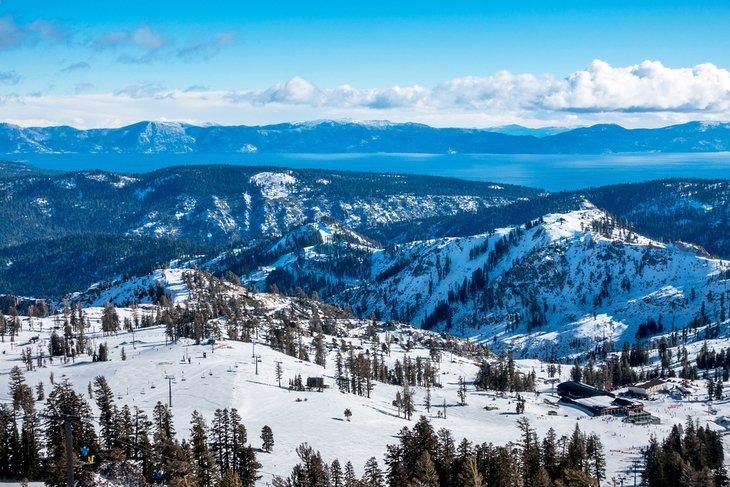 Blick auf das Skigebiet Palisades Tahoe und den Lake Tahoe