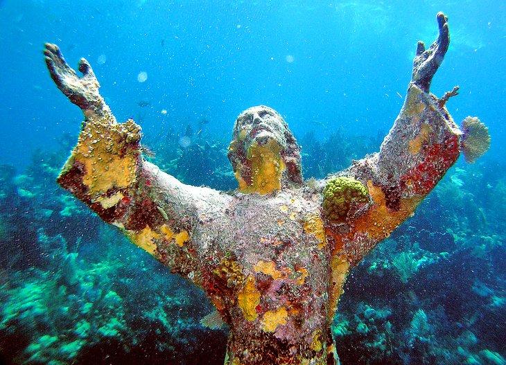 Estatua de Cristo del Abismo en el Parque Estatal de Arrecifes de Coral John Pennekamp