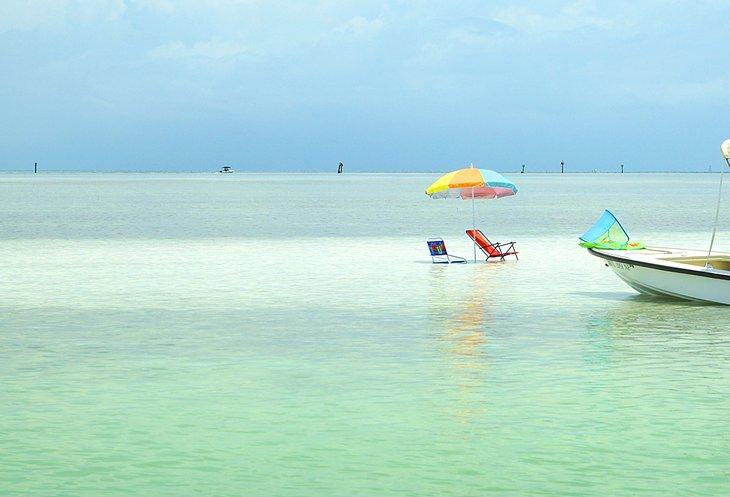 Relajándose en un banco de arena frente a Islamorada