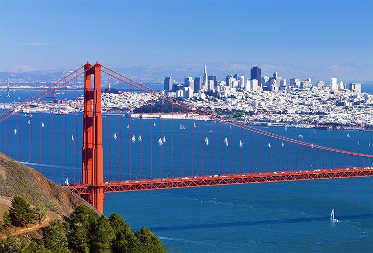 Puente Golden Gate con el horizonte de San Francisco a lo lejos