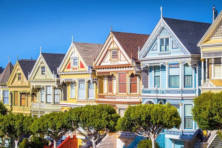Las Damas Pintadas, coloridas casas victorianas ubicadas cerca de Alamo Square Park
