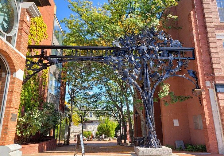 Árbol de la Vida en Eagle Square | Foto Copyright: Lura Seavey