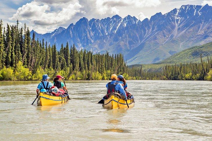 Canoë sur la rivière Nahanni