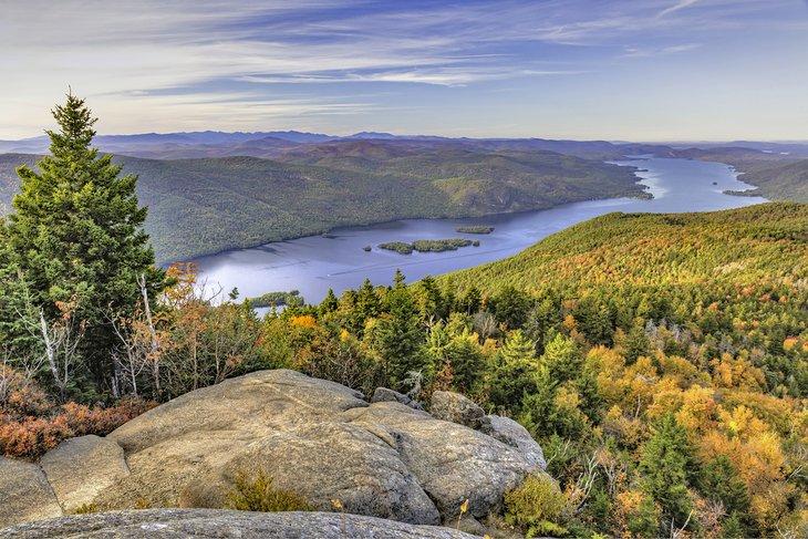 Vista sobre el Lago George en las Montañas Adirondack