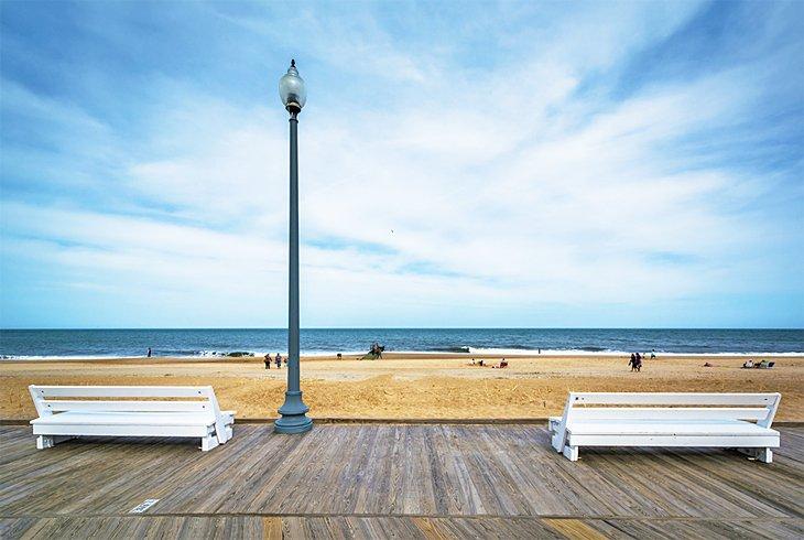 Bancos en el paseo marítimo, Rehoboth Beach