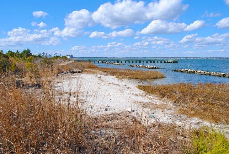 Dunas de arena y el muelle de cangrejos en Holts Landing State Park