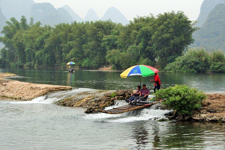 Balsa de bambú en el río Yulong