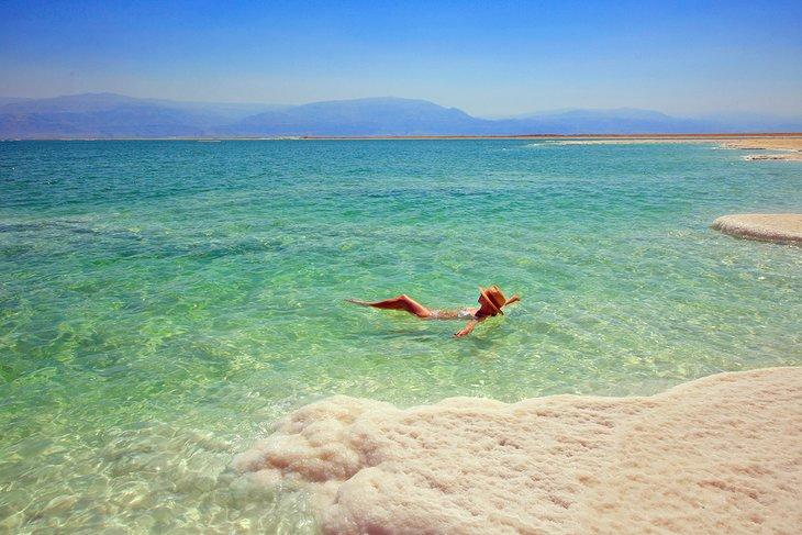 Flotando en el Mar Muerto de Jordania