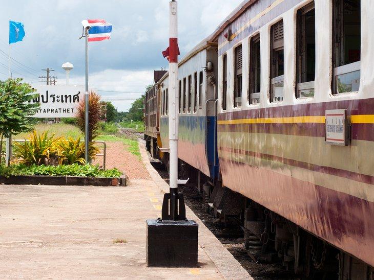 Tren detenido en la estación de tren de Aranyaprathet