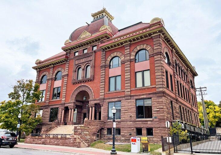 Hôtel de Ville à Marquette, Michigan | Photo Copyright: Meagan Drillinger
