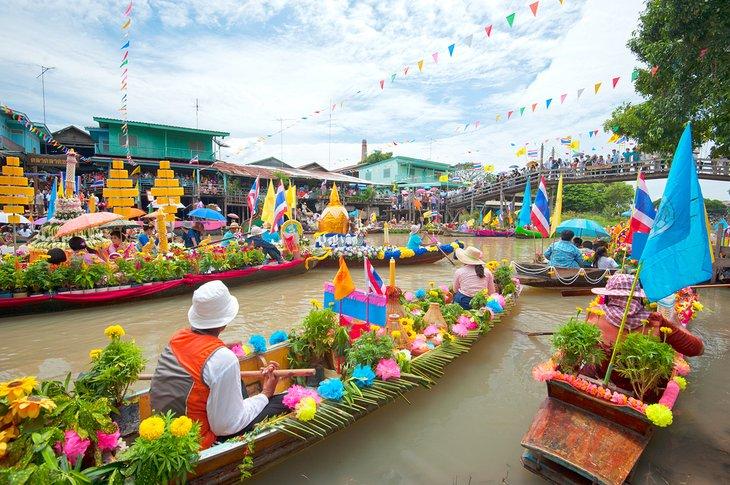 Marché flottant en Thaïlande