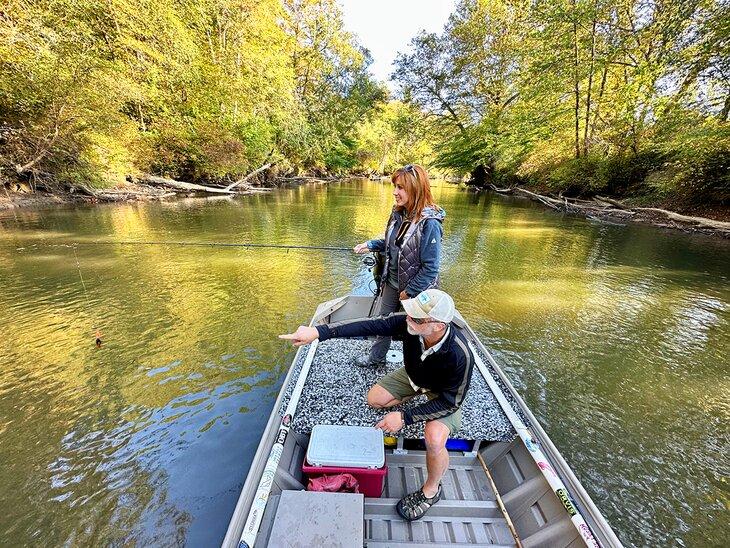 Auteur Anietra Hamper pêchant dans la rivière French Broad