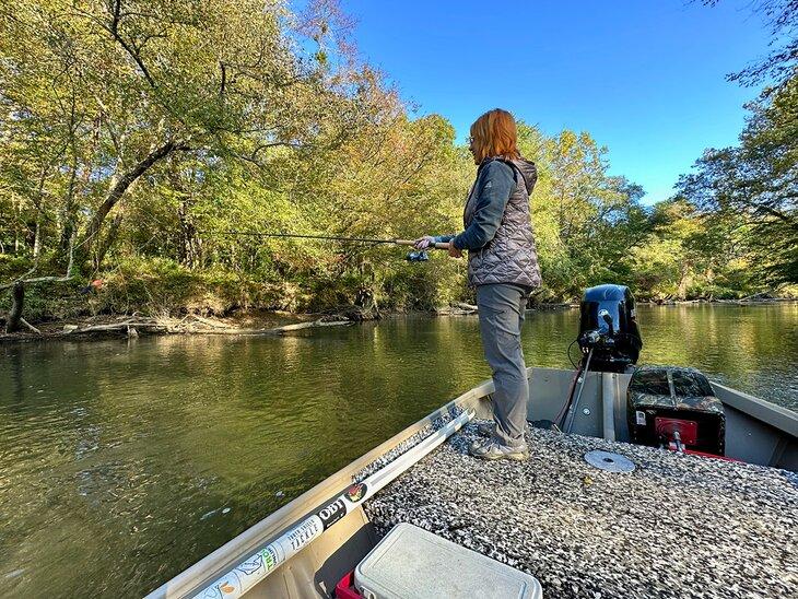 Auteur Anietra Hamper pêchant sur la rivière French Broad