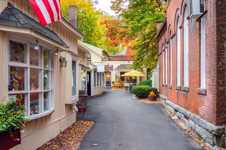Tiendas a lo largo de un callejón en Stockbridge, Massachusetts
