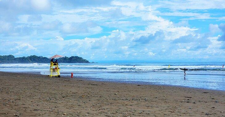 Surfistas en la playa de Dominical