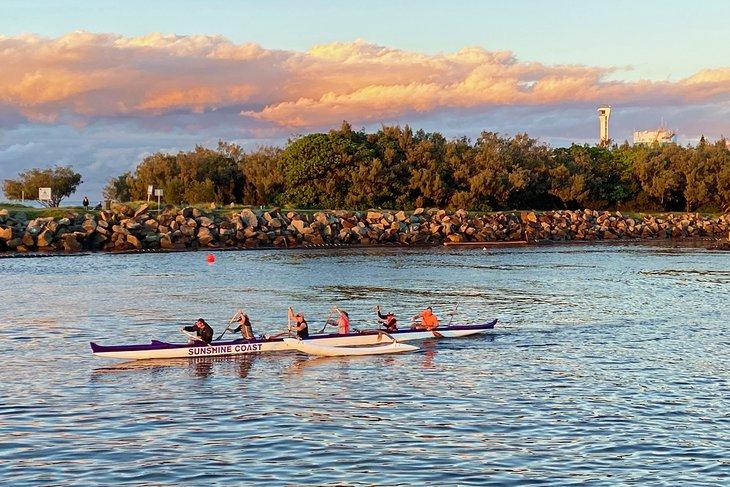 Canoas de outrigger cerca de Point Cartwright