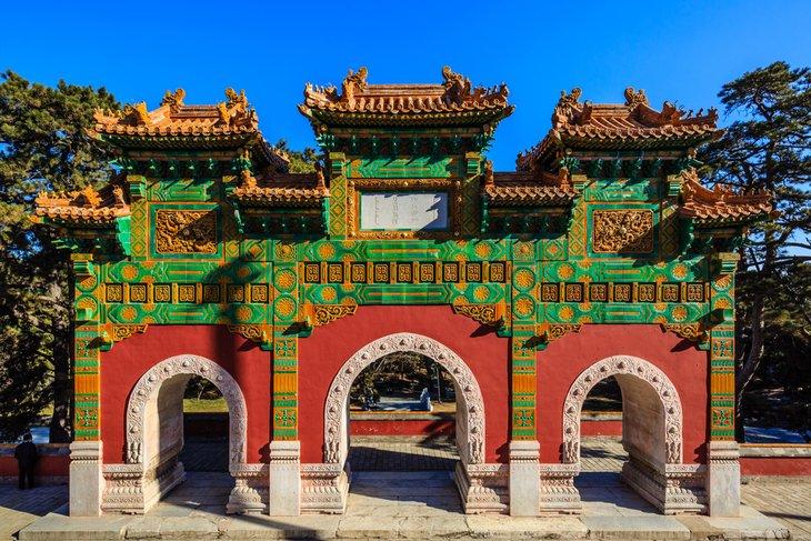 Tor im Tempel des Lichts im Fragrant Hills Park