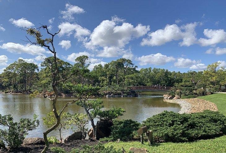 El Puente Conmemorativo James y Hazel Gates Woodruff en el Museo Morikami y Jardines Japoneses