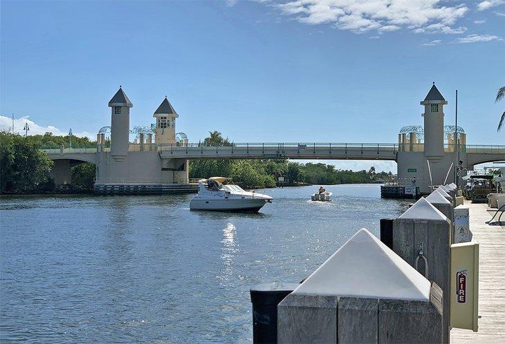 Ver cómo se abre y cierra el puente levadizo es una actividad favorita de los comensales en Two Georges