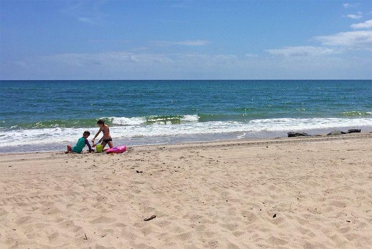 Los hijos del escritor construyen un castillo de arena en Oceanfront Park