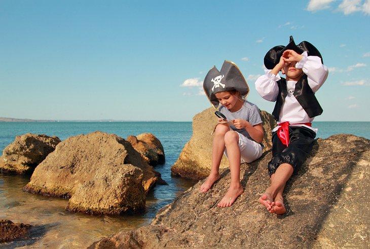 Niños disfrazados de piratas