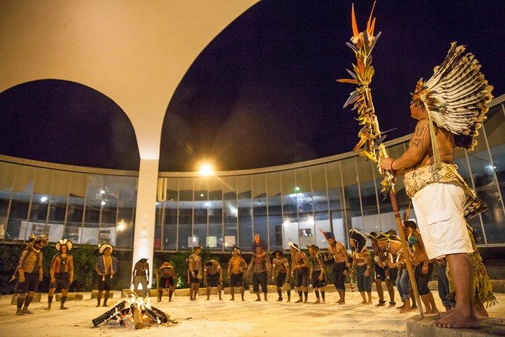 Ceremonia de pueblos indígenas en el Museu do Indio