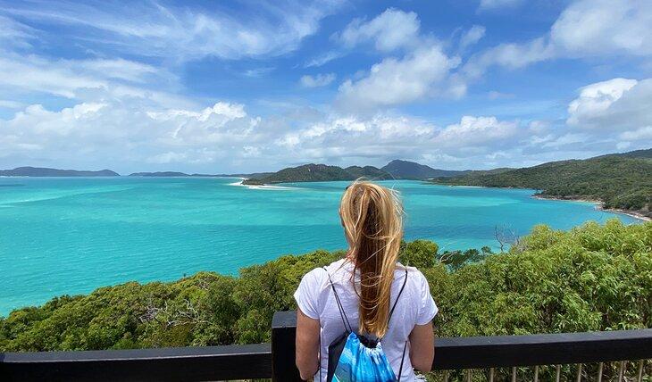 Autora, Karen Hastings, admirando las vistas sobre Hill Inlet y Whitehaven Beach