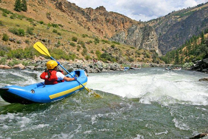 Kayak inflable sobre las Tappan Falls en el Middle Fork del río Salmon