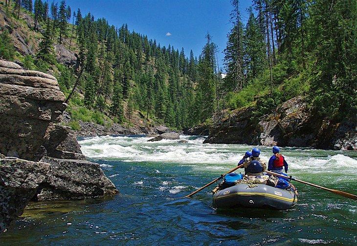 Viaje de rafting de aguas bravas en el río Selway