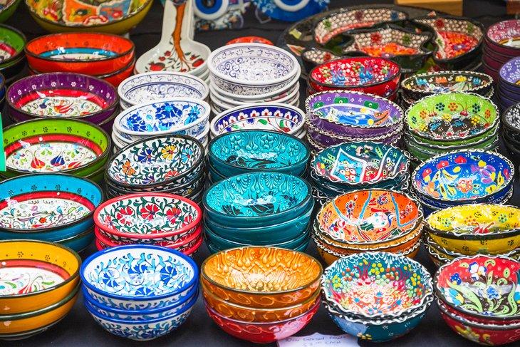Coloridos cuencos de cerámica a la venta en Brick Lane Market