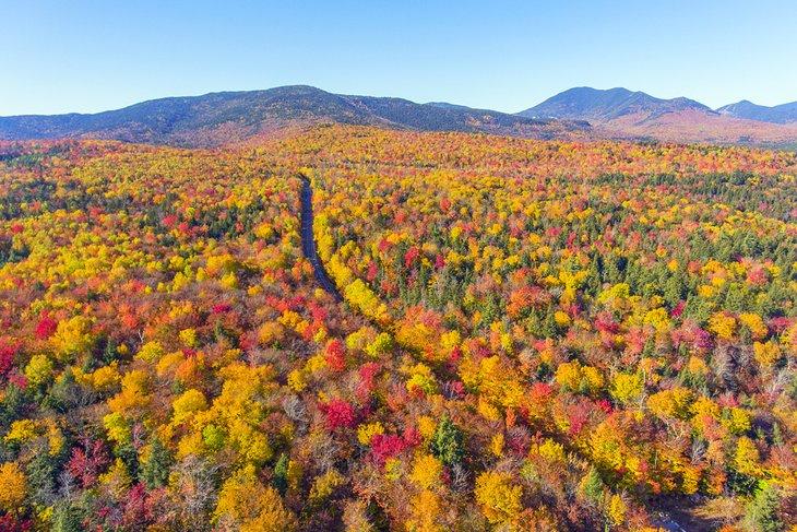 Vista aérea de la Kancamagus Highway durante el otoño