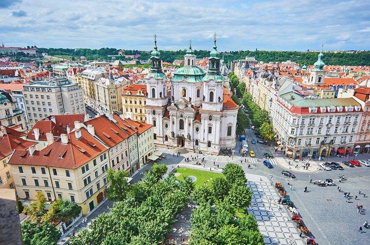 Vue aérienne de la rue Parizska et de l'église Saint-Nicolas