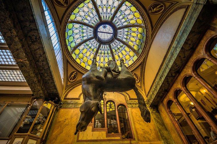 Statue de Saint Venceslas chevauchant un cheval à l'envers dans le passage du Palais Lucerna