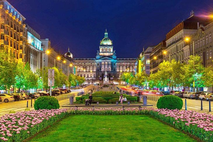 Plaza Wenceslao y el Museo Nacional de noche