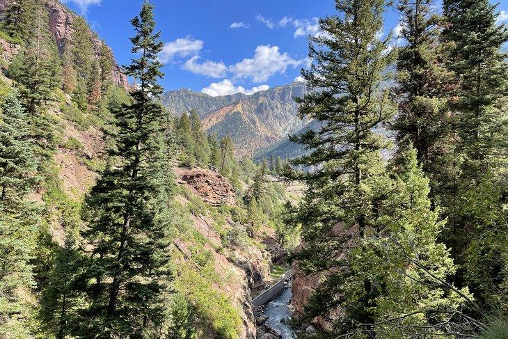 Vista de Ouray desde el sendero de las Cascadas de Box Canyon
