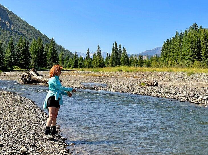 Auteur Anietra Hamper pêchant sur le Upper Clarks Fork