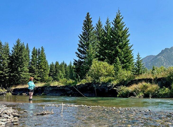 Auteur Anietra Hamper en train de pêcher à la mouche dans le Wyoming