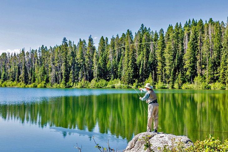 Pêcheur à la mouche tentant sa chance au Jenny Lake, parc national de Grand Teton